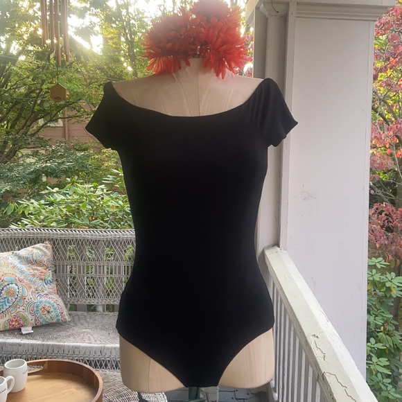 Alice + Olivia Air Ashlena Off Shoulder Black Bodysuit XS - Picture 4 of 10
